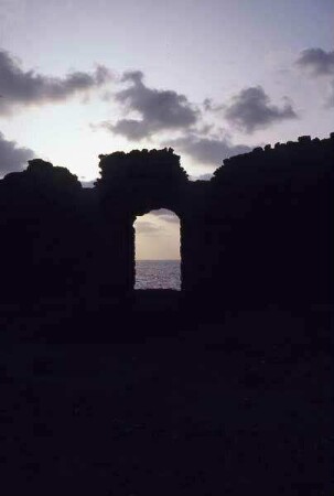 abendlicher Blick durch die Hafenmauer aufs Meer [Akko, Israel-Exkursion]
