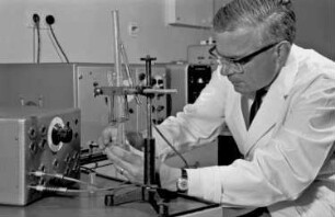 Freiburg: Hygieneinstitut; Prof. Hummel; an Instrumente zur Bestimmung der Vaterschaftsfaktoren im Blut