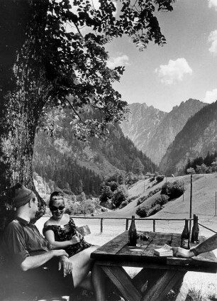 Tirol. Hex und Werner bei einem Picknick am Lugauer, einem 2217 Berg in der Nähe des Matterhorns