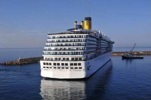 Katakolon - Kreuzfahrtschiff : "Mediterranea", ein Kreuzfahrtschiff der italienischen Reederei Costa, fährt in den Hafen. Aufgenommen am 28. Juni 2010 in Katakolon