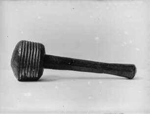 Hammer : Objektaufnahme eines Rindenhammers. Einem Werkzeug zum Ablösen der Rinde eines Baumstammes