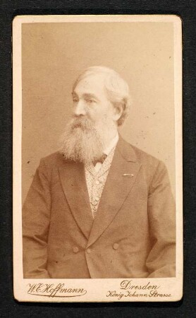 Porträt Julius Woldemar Zeibig : Foto-/Bildersammlung Stenografische Sammlung. Porträt Julius Woldemar Zeibig. Photographie. Carte de visite (1888/1891; W. E. Hoffmann). Dresden: SLUB P a 0617