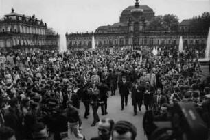 Dresden-Altstadt. Fidel Castro auf dem Weg vom Zwinger zum Theaterplatz