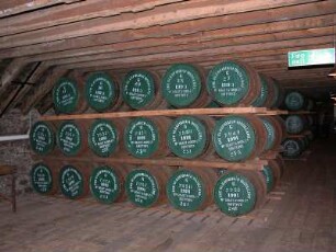 Im Keller der schottischen Whisky-Destillerie Glenfiddich lagert der Whisky in Eichenfässern 12, 15, oder 30 Jahre, bevor er in Flaschen abgefüllt wird