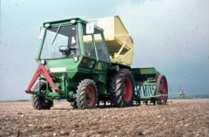 Fotografie: Säverfahren, Drillkombination, Kastendrillmaschine, Aufbauraum, Systemtraktor