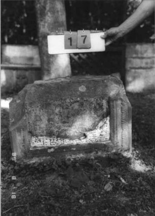 Grabstein 17 (Index: 100109157) Material: Sandstein Zustand: zerstört mit fast vollständigem Textverlust, liegt auf der Seite Maße HxBxT: 76x65x31 cm Beschreibung: Stele auf niedrigem Block, Schriftfeld eingetieft Besonderheit: Nach RSA 2403 gibt es 2 Frauen, die infrage kommen, beide in Oedheim geboren.; - siehe freie Kommentierung: Grabstein 17