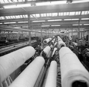 WTF Teppischfabrik : VEB Wurzener Teppichfabrik. Blick in die Produktionshalle
