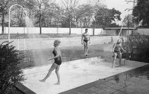 Badebetrieb im Rheinhafenbad.