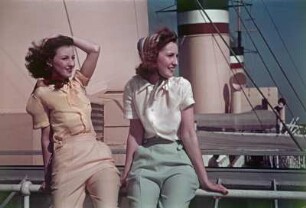 Zwei junge Frauen an Deck der Reliance : Reisefotos. Bordleben. Zwei junge Frauen an Deck der Reliance