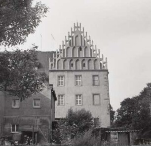 Schloss Trebsen, Eingangsfront, rechter Seitenrisalit mit Giebel