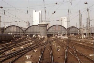 Frankfurt (Main): Hauptbahnhof; vom ausfahrenden Zug