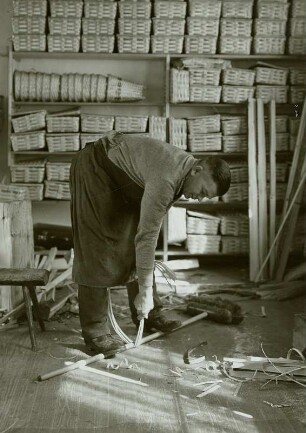 Erzgebirgische Spankorbflechter bei der Arbeit : Spankorbflechter bei der Arbeit, Erzgebirge, Ausstellung Dresden 1938