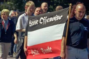 Rechtsextreme bei einem Aufmarsch von Neonazis am 15. Juli 1999 in Hamburg-Bergedorf protestieren gegen die Wehrmachtsausstellung : Hamburg Bergedorf, 10. Juli 1999. Fast 700 NPD'ler und organisierte Neonazis demonstrieren in Bergedorfs Innenstadt gegen die Wehrmachtsausstellung des Hamburger Instituts für Sozialforschung. Gäste aus Halle/Saale mit ihrem Banner 'Weisse Offensive'