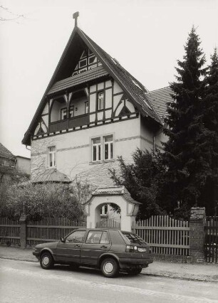 Radebeul, Straße des Friedens 57. Wohnhaus (1904-1905; Umbau 1932-1933, M. Czopka)