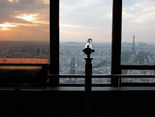 Blick abends vom Tour Montparnasse zum Eiffelturm rechts