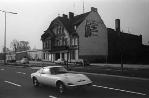 Berlin-Reinickendorf : In Berlin-Reinickendorf, Ollenhauer Strasse 104 (denkmalgeschützt) mit Opel GT