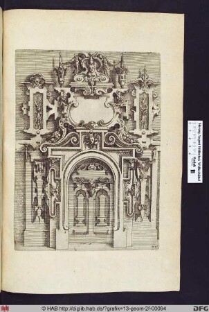 Zierportal mit Lunakopf.