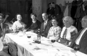 Freiburg: Kolpinghaus; Festabend; Gruppe am Tisch
