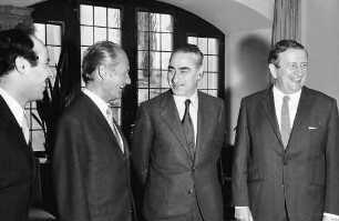 Freiburg: Rathaus; Gruppe stehend: Konsul, Oberbürgermeister, Generalkonsul Capobianco, Dr. Graf