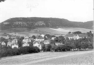 Deuben-Schweinsdorf (Freital-Deuben). Stadtteilansicht mit Johanniskapelle. Blick nach Nordost zum Windberg (353 m) mit Reiterstandbild König Alberts von Sachsen