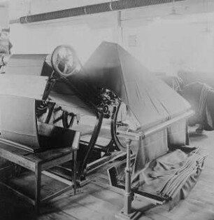 Dubliermaschine : Technikgeschichte | Technologie | Fasern, Gespinste und Gewebe | Tuchfabrikation