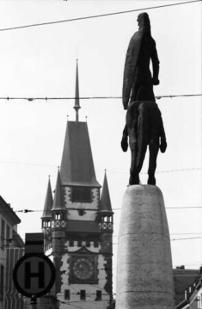 Freiburg: Bertoldsbrunnen, Figur und Martinstor