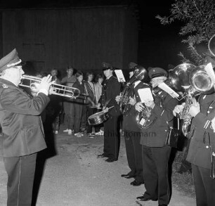 Laternenumzug: Freiwillige Feuerwehr Mönkhagen: vorn Musikzug der Freiwilligen Feuerwehr Bad Oldesloe: dahinter Jugendliche und Erwachsene: Nacht