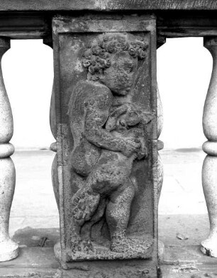 Brüstungsrelief: Jüngling mit einem Hasen
