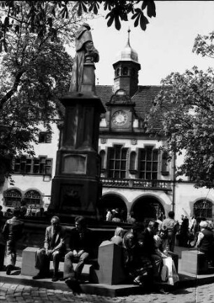 Freiburg: Rathausplatz, Schwarz-Denkmal mit Rathaus