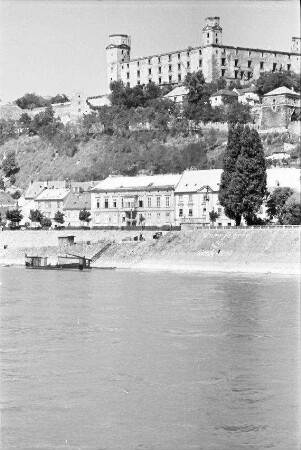 Bratislava, Pressburg: Burgruine vom Wasser