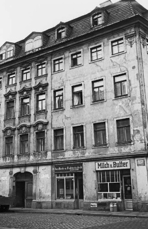 Wohnhaus mit Läden : Dresden-Neustadt, Rähnitzgasse 19. Wohnhaus mit Läden (1730). Straßenansicht mit Portalachse