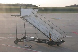 Airport in Hahn - Gangway : Auf dem Rollfeld des Flughafens Hahn steht eine Gangway, aufgenommen 2004