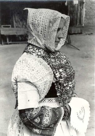 Brautführerin aus Bluno : Kleidung - Hoyerswerdaer Tracht. Ort: Bluń / Bluno. Brautführerin.