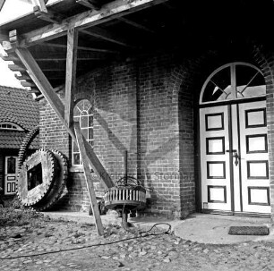 Siebenbäumen (Kreis Herzogtum Lauenburg): Siebenbäumener Mühle: Restaurierung: rechts Eingangstür: links an Wand Teile des Mahlwerks: darüber Galerie: hinten links restauriertes Fachwerkhaus des Gutes Trenthorst