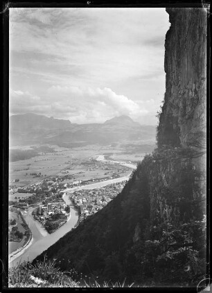 Österreich, Hallein. Blick auf Hallein mit Barmstein Ostwand