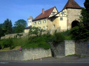 Ansicht von Ostsüdosten mit Torhaus und Anbau (früher Wachthaus) sowie oberer und unterer Klostermauer (Wehrgang mit Steinbrüstung nach Zerstörung 1689 nicht wieder ergänzt)