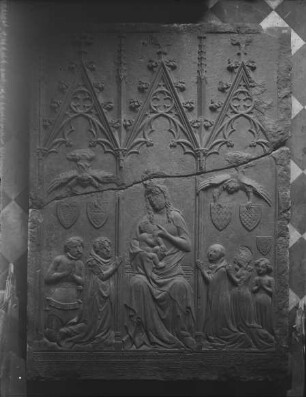 Arras, Epitaph mit Madonna und Stiftern, Grabrelief Jehan Sakespée (gestorben 1311), Jehan du Pluvinage (gestorben 1376), Marguerite Augrenon (gestorben 1325). Musée des Beaux-Arts