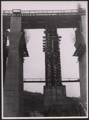 Baustelle einer Eisenbahnbrücke