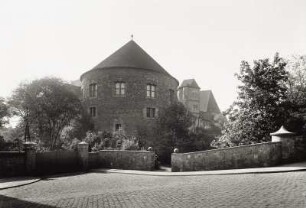 Halle, Moritzburg : Halle. Moritzburg. Ost-Seite mit Südost-Bastion, Torturm und Kapelle St. Magdalena von Südsüdost mit Mauer und Eingang zum Graben