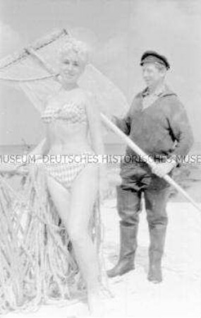 Fischer und Mädchen am Strand von Zingst