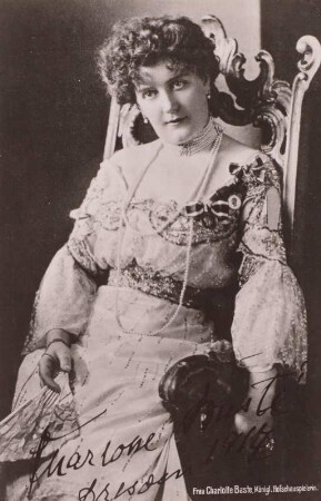 Porträt Charlotte Basté (1864-1928; Schauspielerin). Fotografie (Weltpostkarte, bezeichnet und signiert 1914). Dresden, um 1910