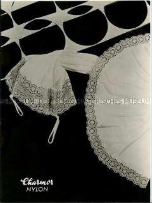 Modeaufnahme, Charmor-Unterkleid