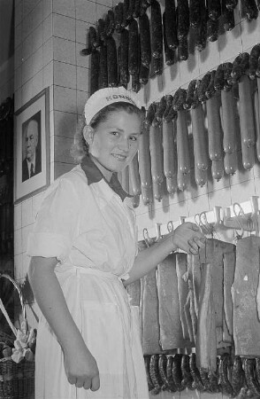 Verkäuferin in einem Geschäft für Fleisch- und Wurstwaren