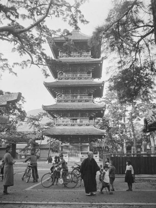 Fünfstöckige Pagode (1845-1902) des Zentsū-ji : Ansicht mit Besuchern