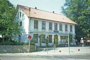 Kirchenstraße 44: Apotheke: traufständige Straßenfront mit Eingangstür: Gesims mit Sinnspruch: links Giebelseite zu Rausdorfer Straße