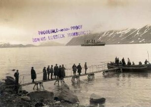 Spitzbergen. Touristen und Besatzungsmitglieder des Hochseepassagierdampfers "Victoria Luise" beim Einbooten im Magdalenenfjord