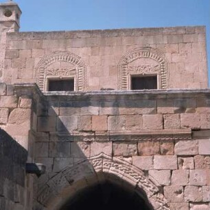 Lindos (Rhodos). Kapitänshaus, 16. Jh., Steinschnitt in Seilmustern, byzantinischer Adler