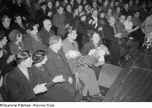 Porträts der sowjetischen Balletttänzer Jurij Kondratow und Maja Plissezkaja sowie des Bassisten M.D. Michailow im Kinosaal