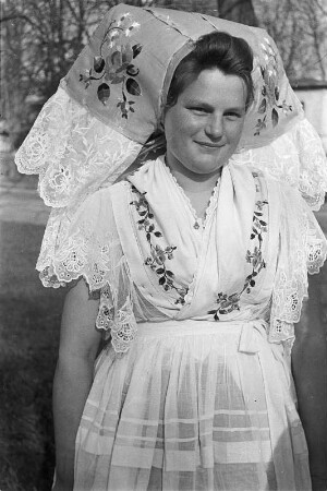 Jugendliche in Festtagstracht aus dem Spreewald. : Młodostna w swjedźenskej drasće z Błótow.