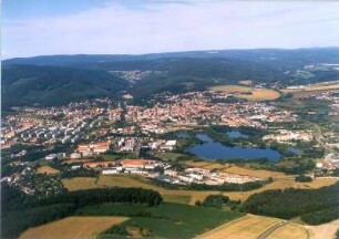 Ilmenau. Stadtansicht mit Campus der Technischen Universität Ilmenau und Großem Teich. Luftbild-Schrägaufnahme von Osten
